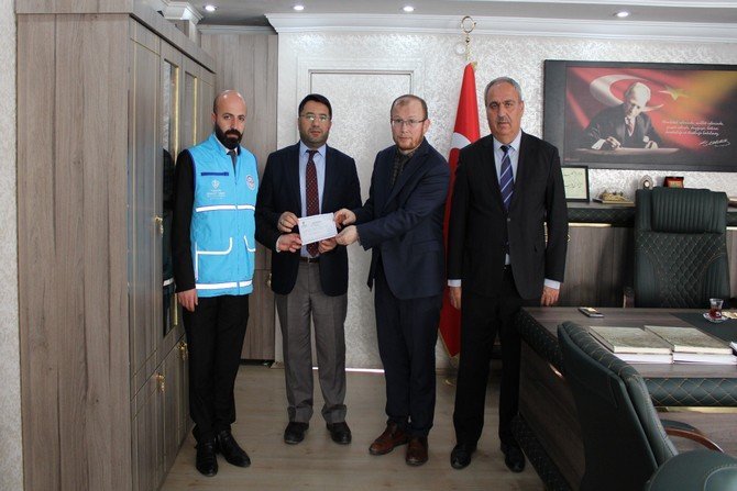 Hakkari müftülüğü miniklere bağış yaptı