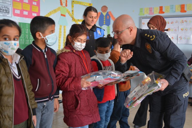 Hakkari polisi köydeki öğrencileri sevindirdi