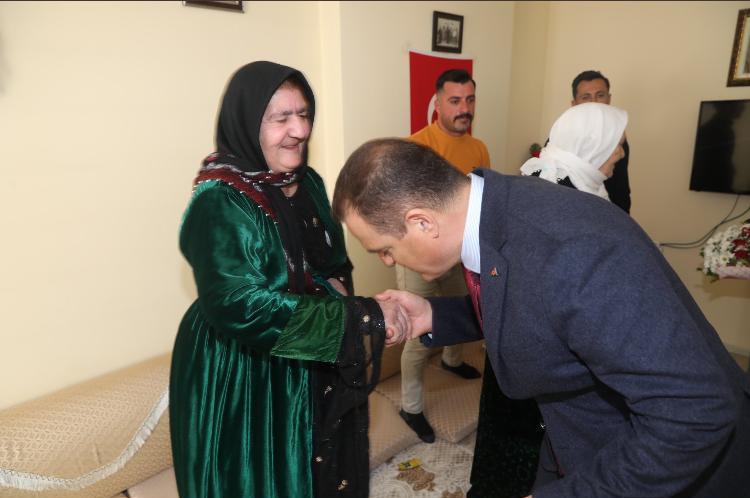 Sayın Valimiz İdris AKBIYIK, Yüksekova İlçesinde Şehit Ailelerini Ziyaret Ederek AHDE VEFA ÇOK ÖNEMLİDİR DEDİ