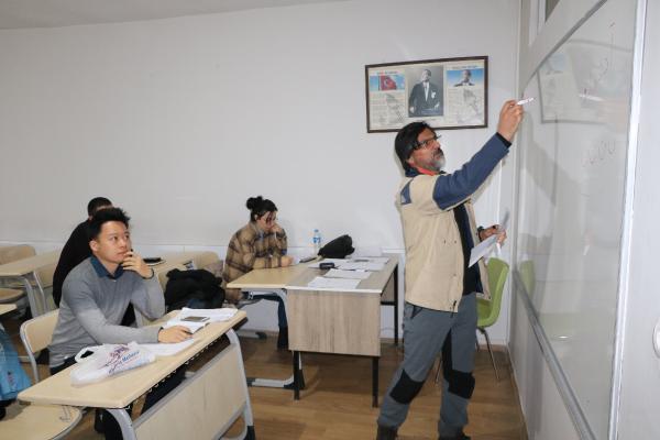 Çinli turist Yüksekova'da Farsça öğreniyor