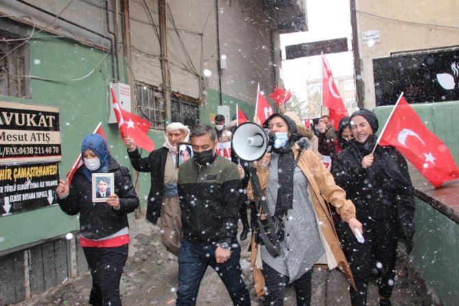 Hakkari annelerinin kar altında evlat nöbeti