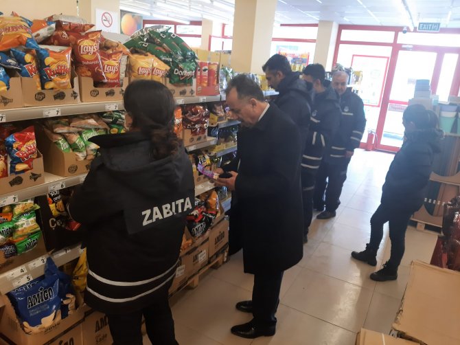 Hakkari zabıtası tarihi geçmiş ürünleri imha etti