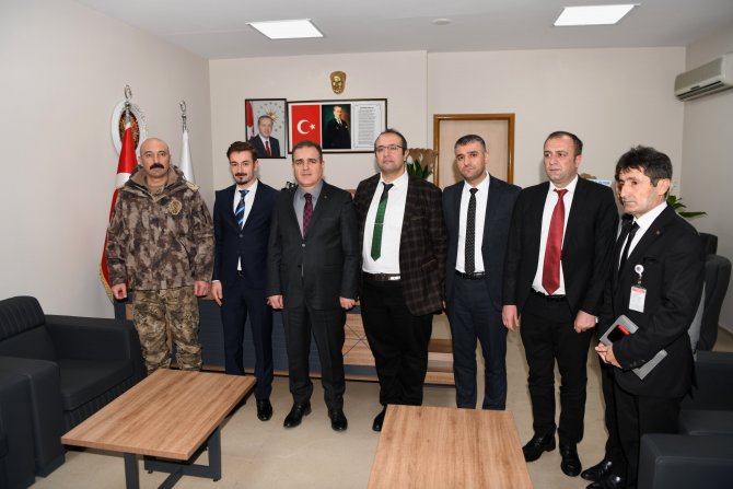 Vali Akbıyık sağlık çalışanlarının bayramını kutladı