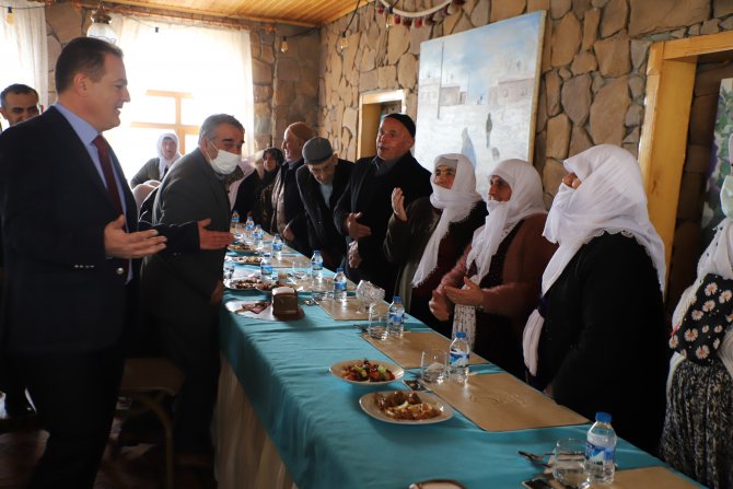 Vali Akbıyık, yaşlılarla yemekte bir araya geldi