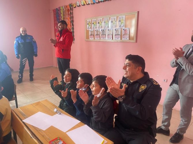 Hakkari polisinden öğrencilere rol modeli