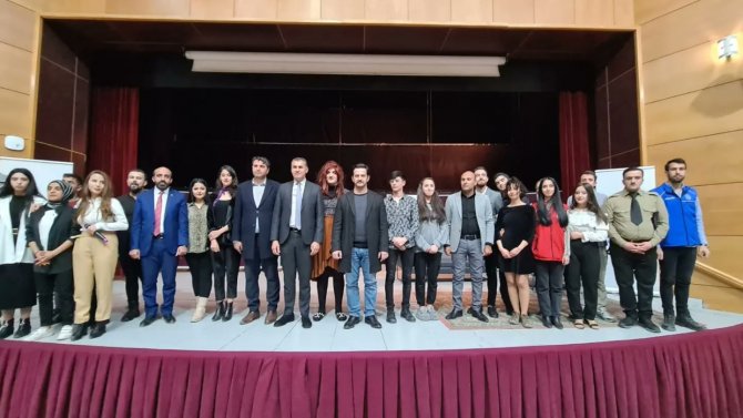 Hakkari'de "Kayıp Hayatlar" adlı tiyatro oyunu sahnelendi