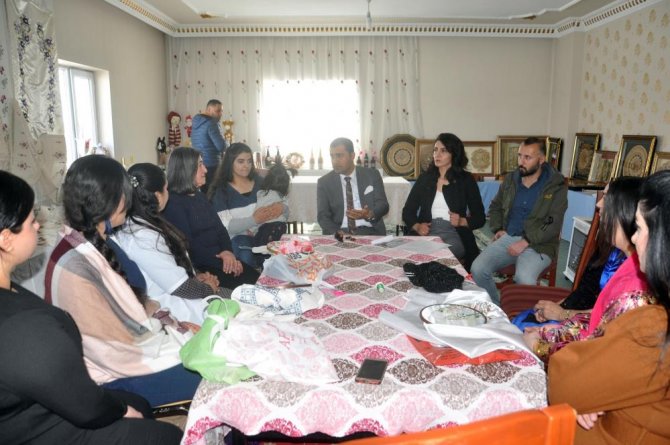 Atık malzemeler hediyelik eşyaya dönüşüyor
