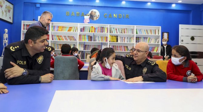 Hakkari polisi sevindirmeye devam ediyor
