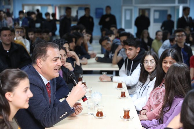 VALİ AKBIYIK, ÖĞRENCİLERLE İFTARDA BULUŞTU