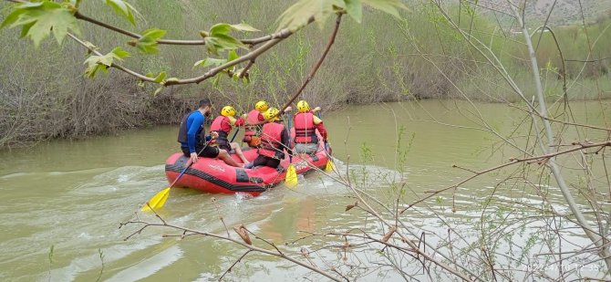 Çukurca Zap'ta rafting antrenmanı yapıldı