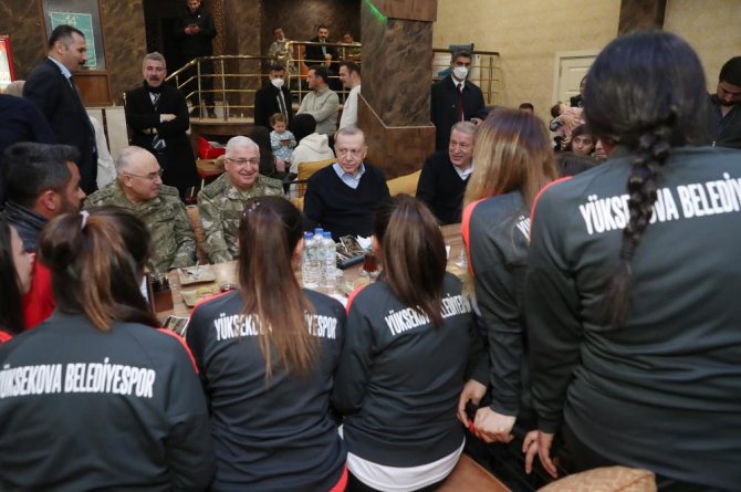 Cumhurbaşkanı Erdoğan, Yüksekova'da vatandaşlarla sohbet etti