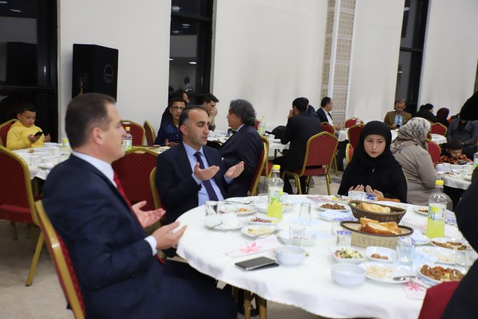 Vali Akbıyık, Kızılay’ın iftar yemeğine katıldı