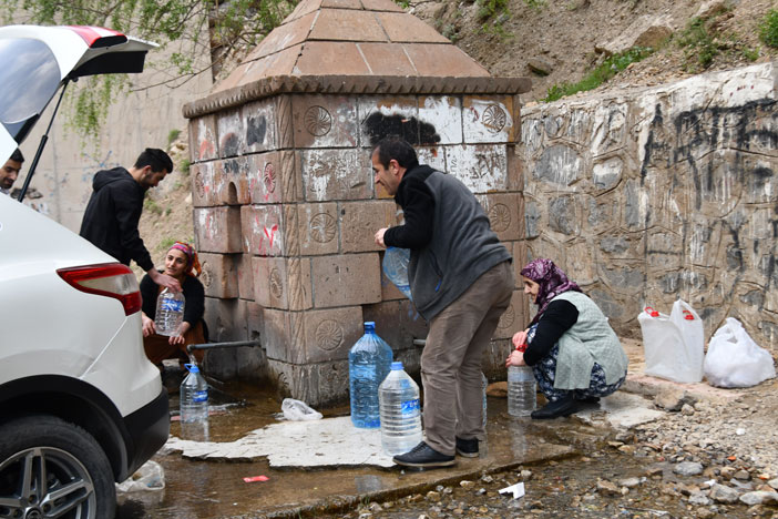 Hakkarililer doğal çeşmelere akın ediyor