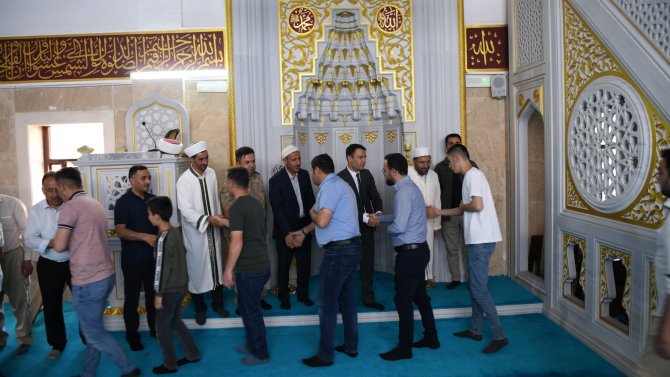 Hakkari protokolü vatandaşla bayramlaştı
