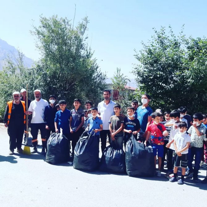 Kur'an kursu öğrencilerinden örnek davranış