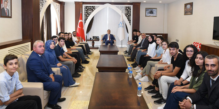 Vali Akbıyık öğrencileri tebrik etti