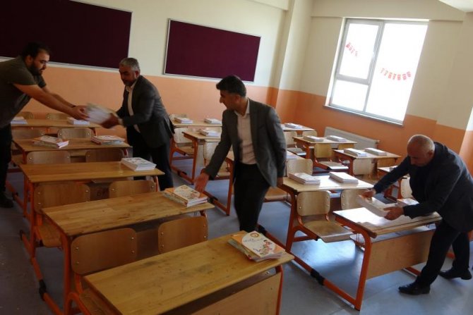 Yüksekova'da 30 bin adet ücretsiz kitap dağıtıldı
