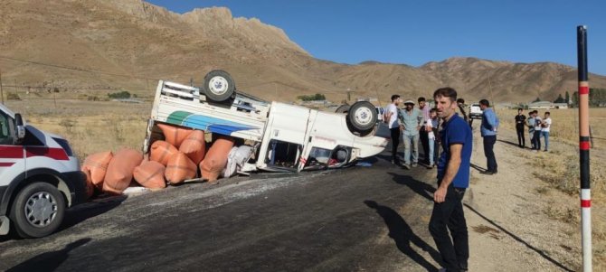 Yüksekova'da kamyonet devrildi: 5 yaralı