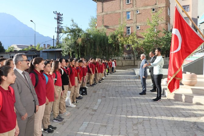 Hakkari'de ilk ders zili çaldı