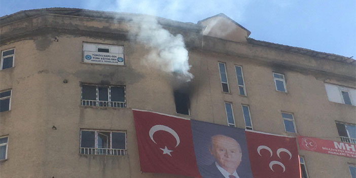 Hakkari'de MHP il binasında yangın!