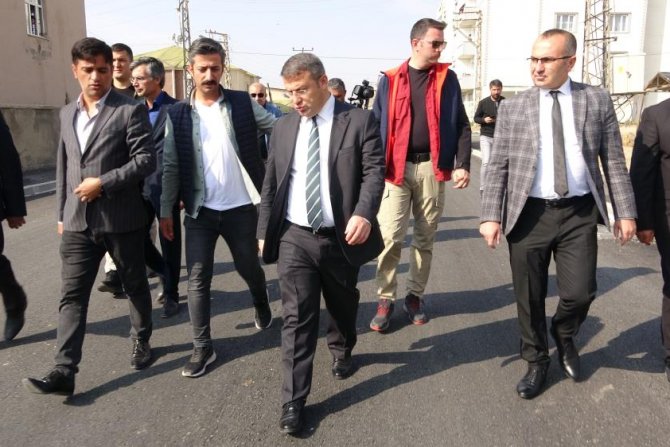 Yüksekova'daki yollar asfalta kavuştu