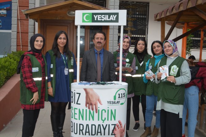 Hakkari Yeşilay stant açıp broşür dağıttı