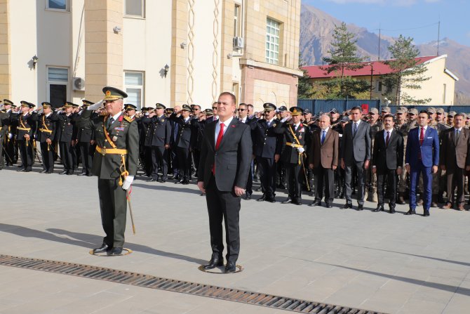 Hakkari'de çelenk sunma töreni