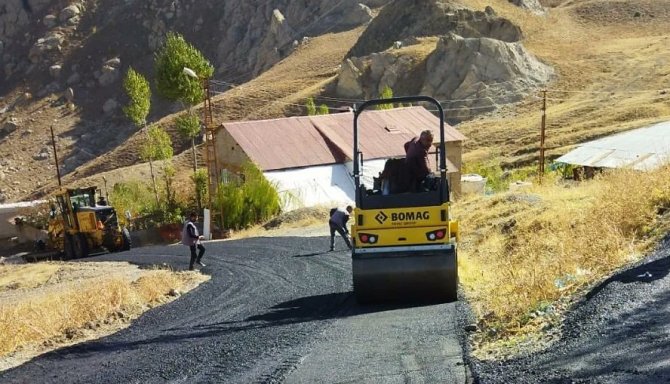 Vali Akbıyık, 1 yılda 25 kilometre asfalt yaptık