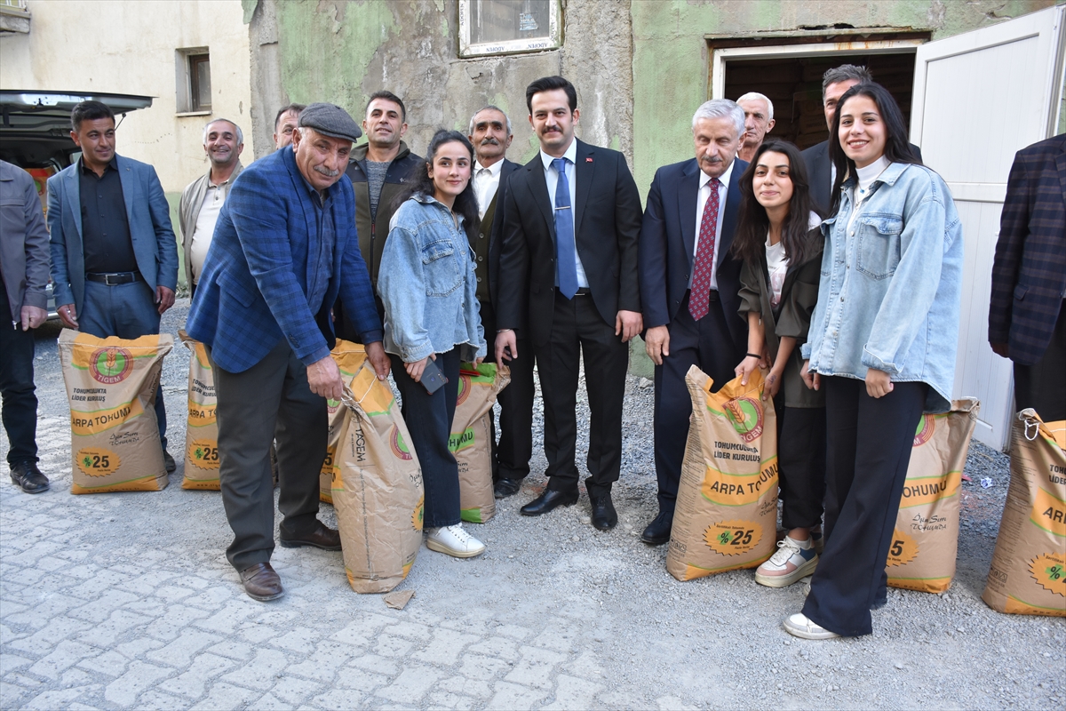 Hakkari'de çiftçilere 152 ton arpa ve buğday tohumu dağıtımına başlandı