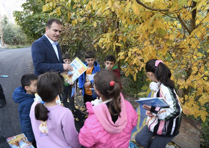 Vali Akbıyık, çocuklara okumanın önemini vurguluyor