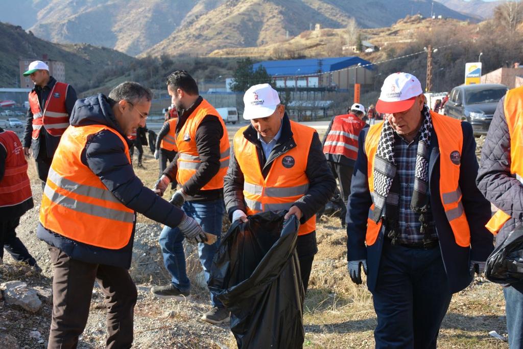 Şemdinli'de tonlarca çöp toplandı