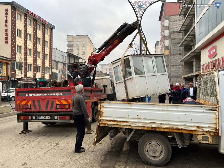 Taksiciler, Yüksekova Belediyesi'ni kontak kapatarak protesto etti