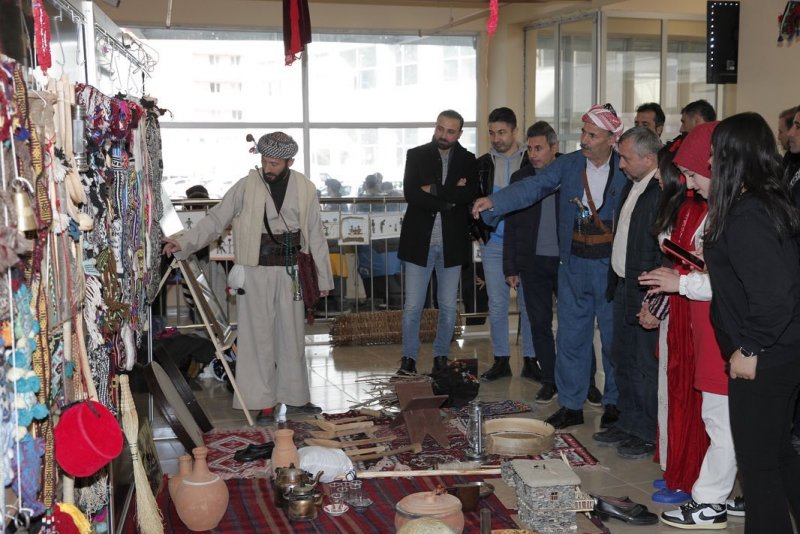 Hakkari'de 'Kültür Var' sergisiyle buluştu