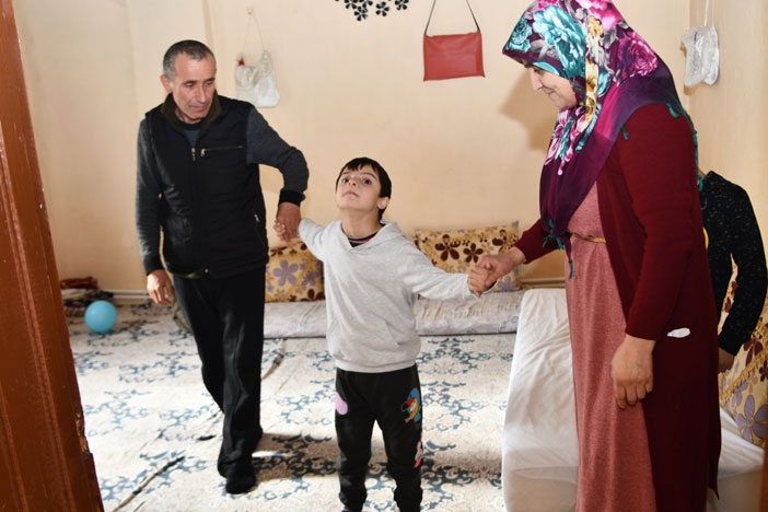 Çocuğunun engelli maaşı kesilen Hakkarili anne destek bekliyor