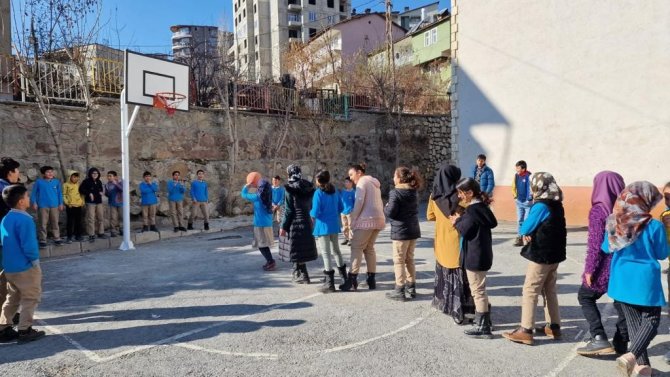 Hakkâri'de, 74 Okula Basketbol Potası