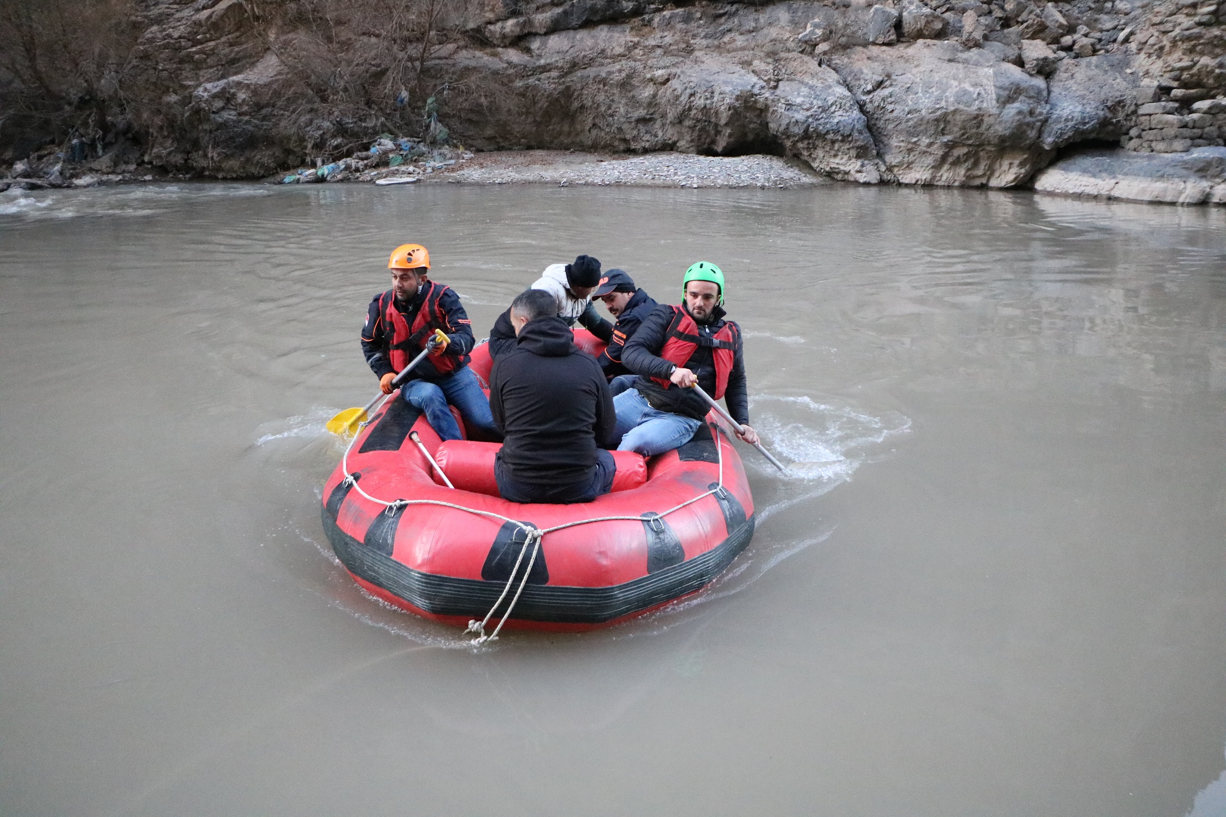 Hakkari'de rafting botuyla köpek kurtarma operasyonu