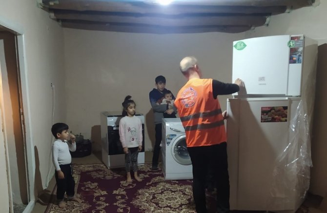 Hakkari'de Özel geresinimli aileye beyaz eşya desteği