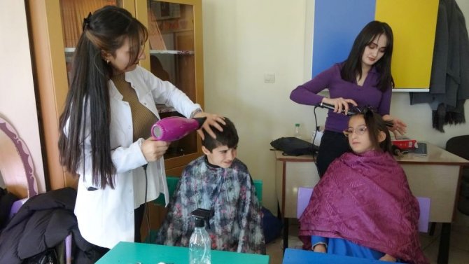 Kadın kuaförler öğrencileri tıraş saç tıraşı yaptı