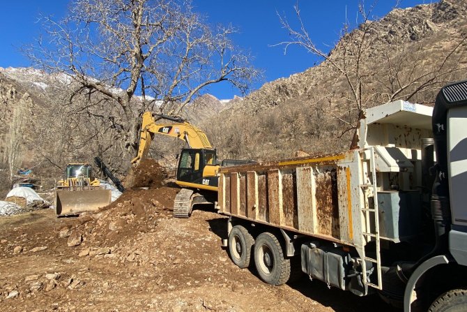 Hakkari Çukurca'da Hakkari Özel idareden hummalı yol çalışmasıyol çalışması