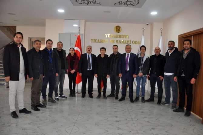 Yüksekovalı öğrencilere iş adamlarından altın hediyesi