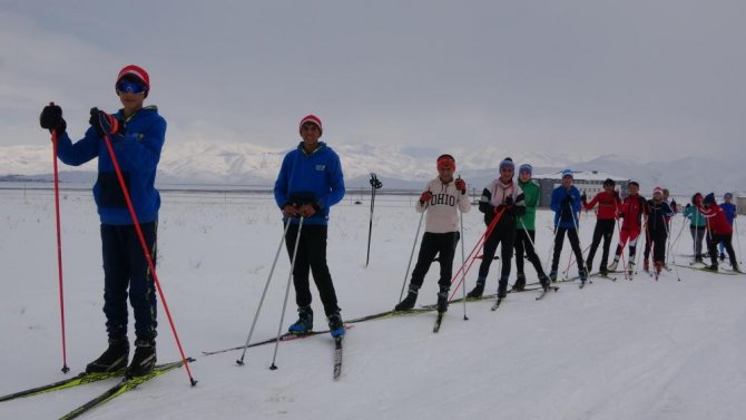 Yüksekova'da kayak heyecana başladı