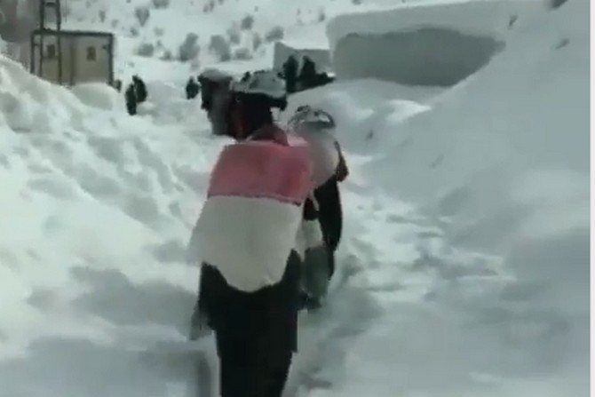 Hakkarili kadınlar depremzedeler için karlı yolları aşıyor