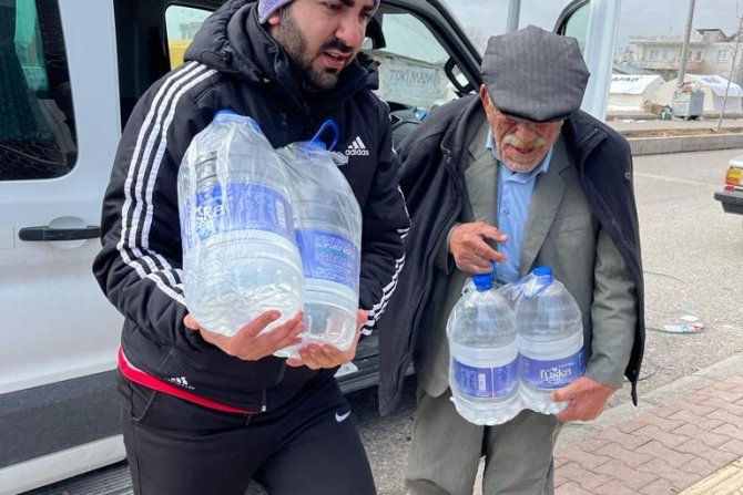 Hakkari ekibi yardımlarını sürdürüyor