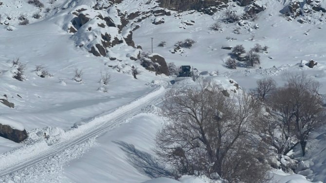 Hakkari'de 7 yerleşim yolu kapandı
