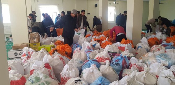 Derecik depremzedeler ile ekmeğini bölüşüyor