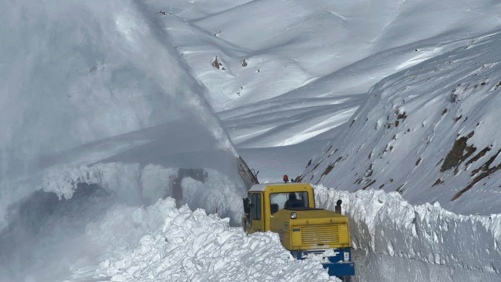 r 3 metreyi bulan karda yol açma çalışması