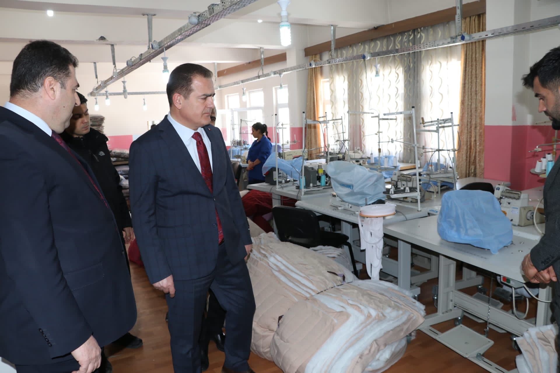Hakkari’de, Depremzedeler İçin Uyku Tulumu Üretiliyor