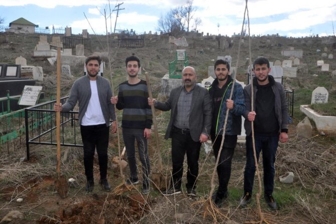 Öğretmen ve öğrenciler fidan dikti