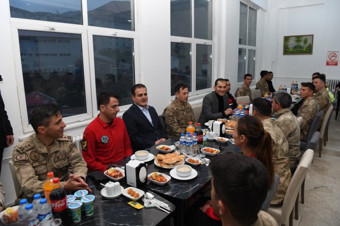 Vali Akbıyık, jandarma personeli ile iftar yaptı