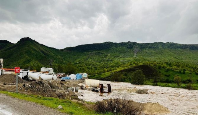 Şemdinli-Derecik yolu ulaşıma kapandı